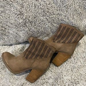 Heeled boots